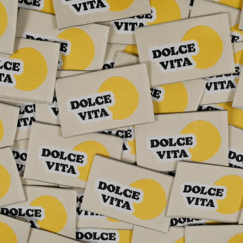 ikat-e-mercerie-dolce-vita-tiquettes-tissu-cru-lot-x5-soleil image 1