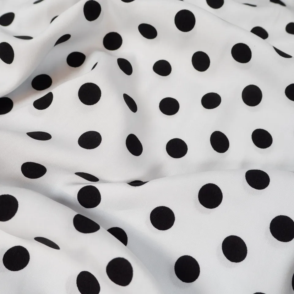 ikat-e-carmen-tissu-viscose-blanc-pois-noirs-au-m-tre image 1