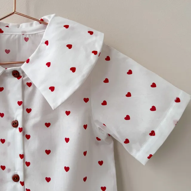 ikat-e-petits-coeurs-popeline-blanc-c-urs-rouges image 1