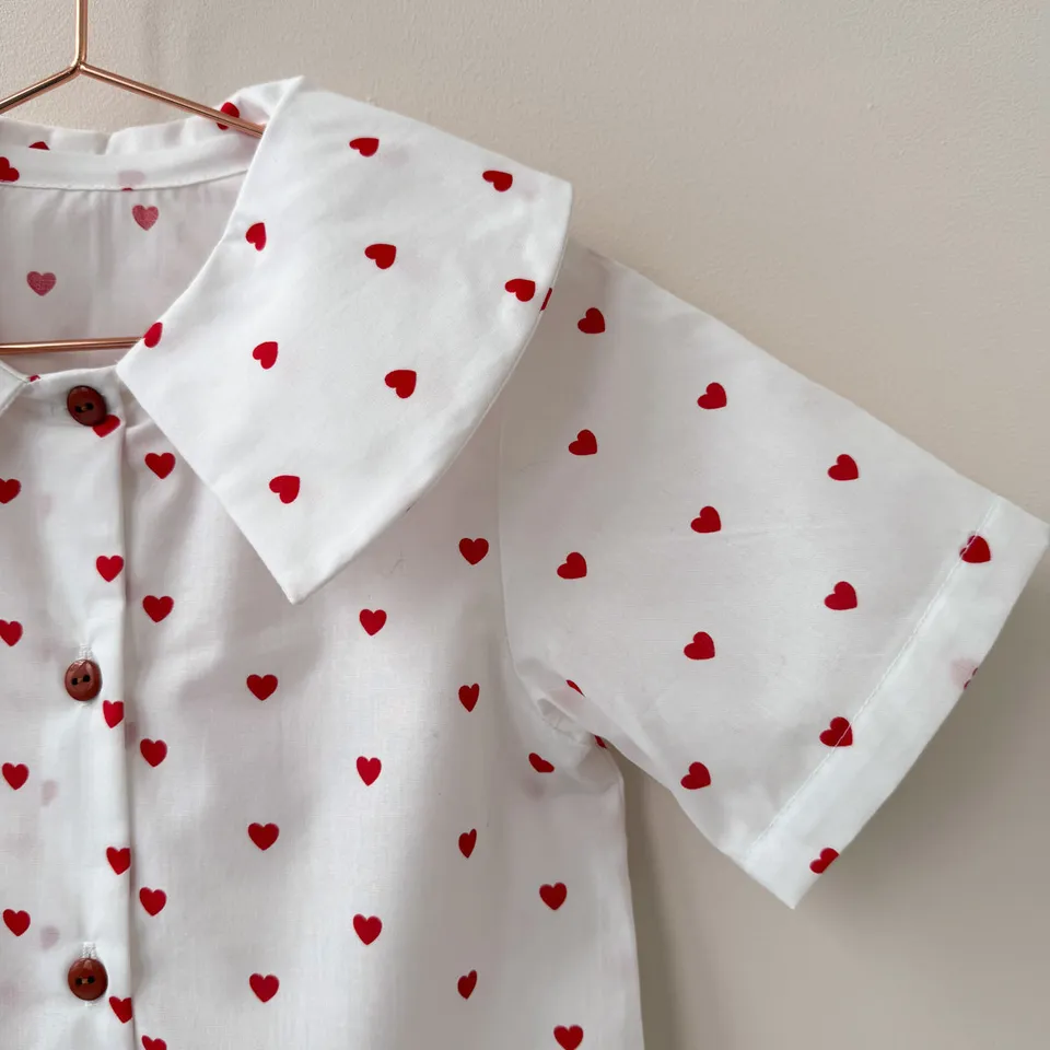 ikat-e-popeline-petits-c-urs-rouges-tissu-blanc-l-ger image 1