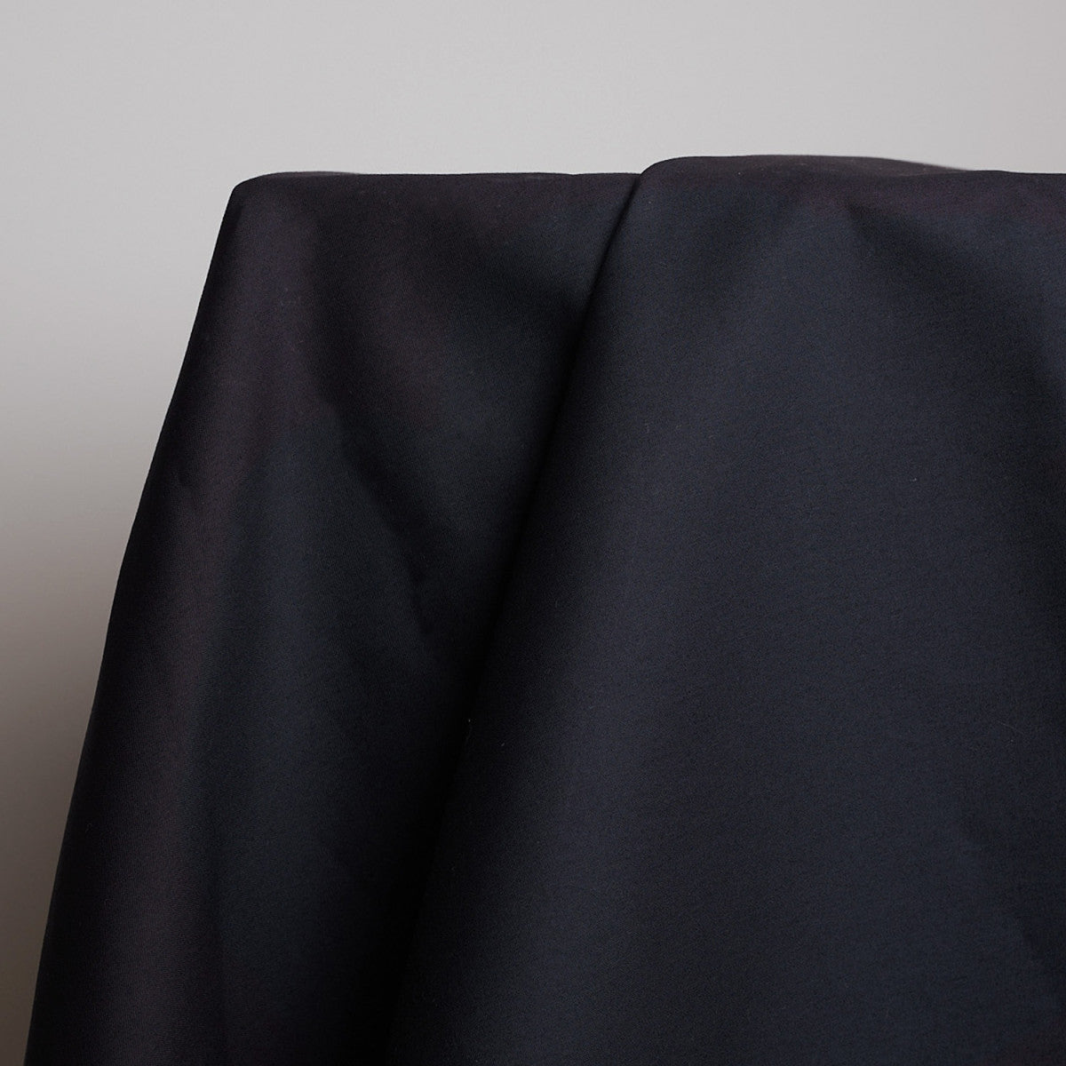 ikat-e-tissus-toile-d-perlante-deep-charcoal-noir-uni image 1
