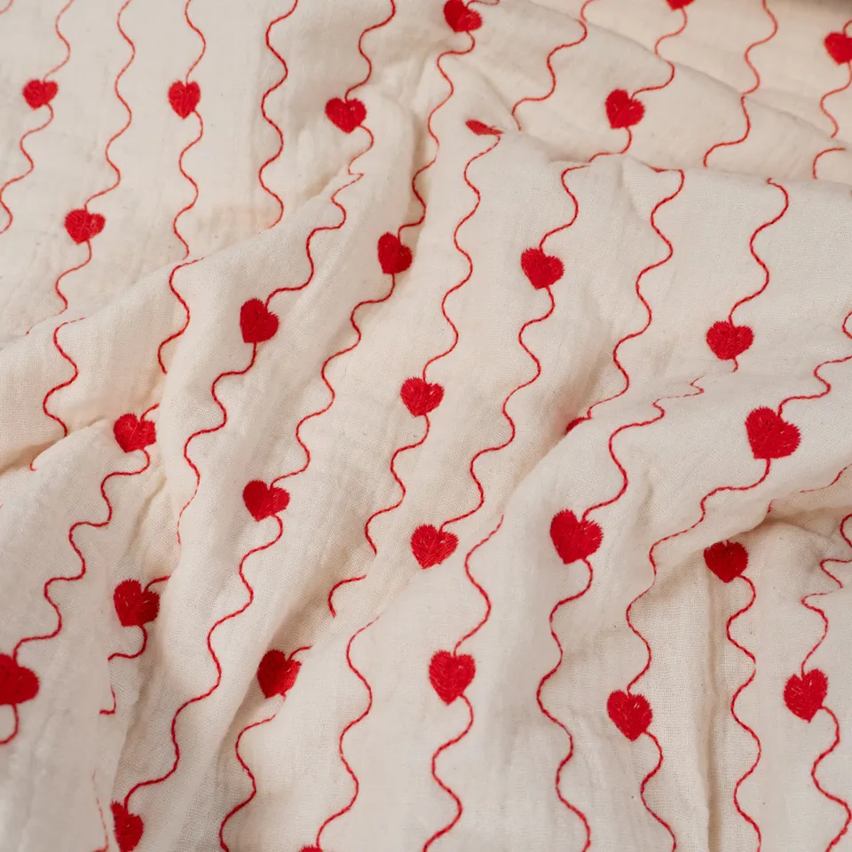 ikat-e-tissus-double-gaze-matelass-e-cru-c-urs-rouges image 1