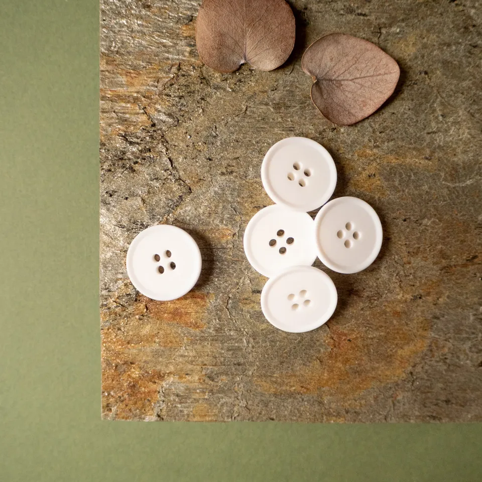 ikatee-bouton-mat-4-trous-blanc-20mm image 1