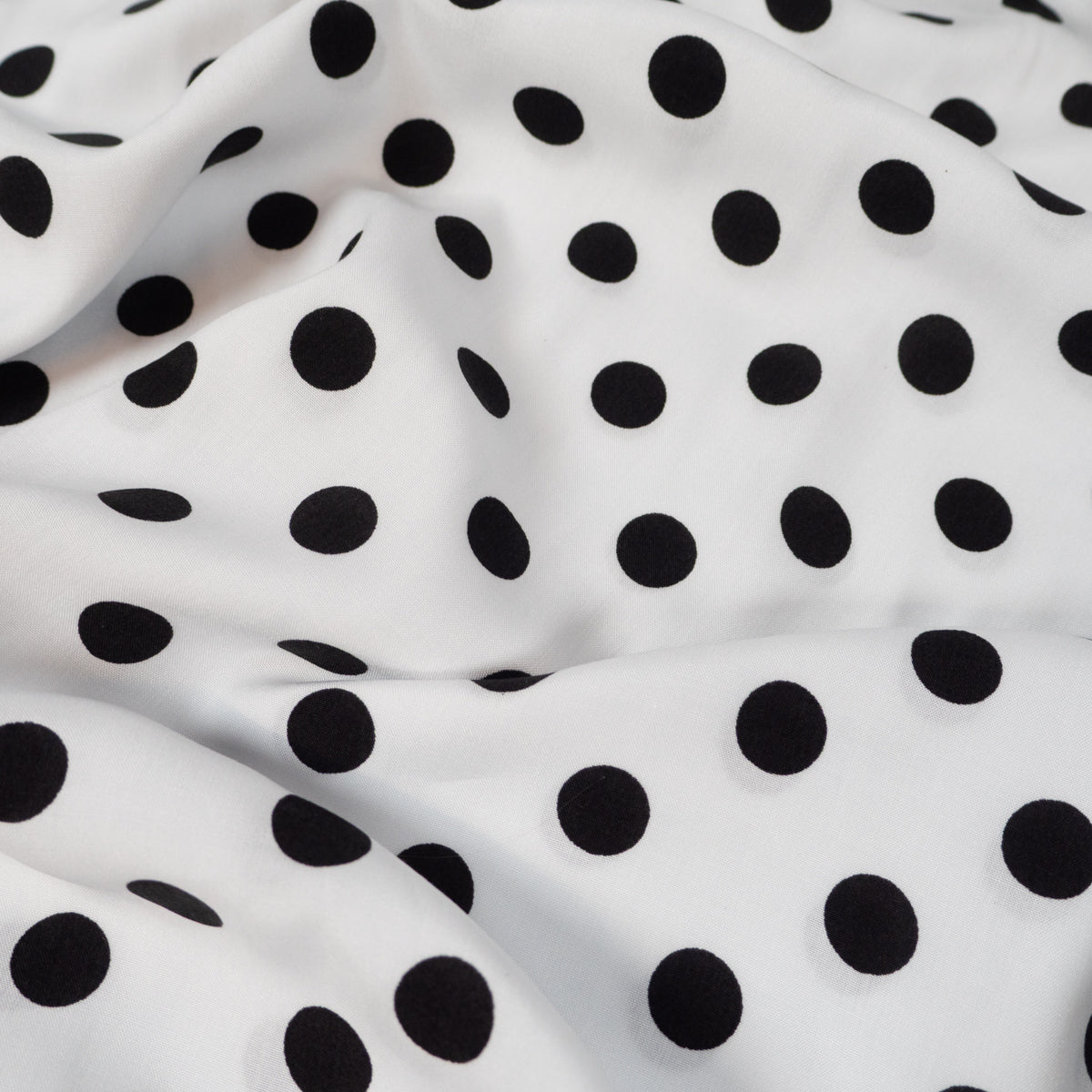 ikat-e-carmen-tissu-viscose-blanc-pois-noirs-au-m-tre image 1