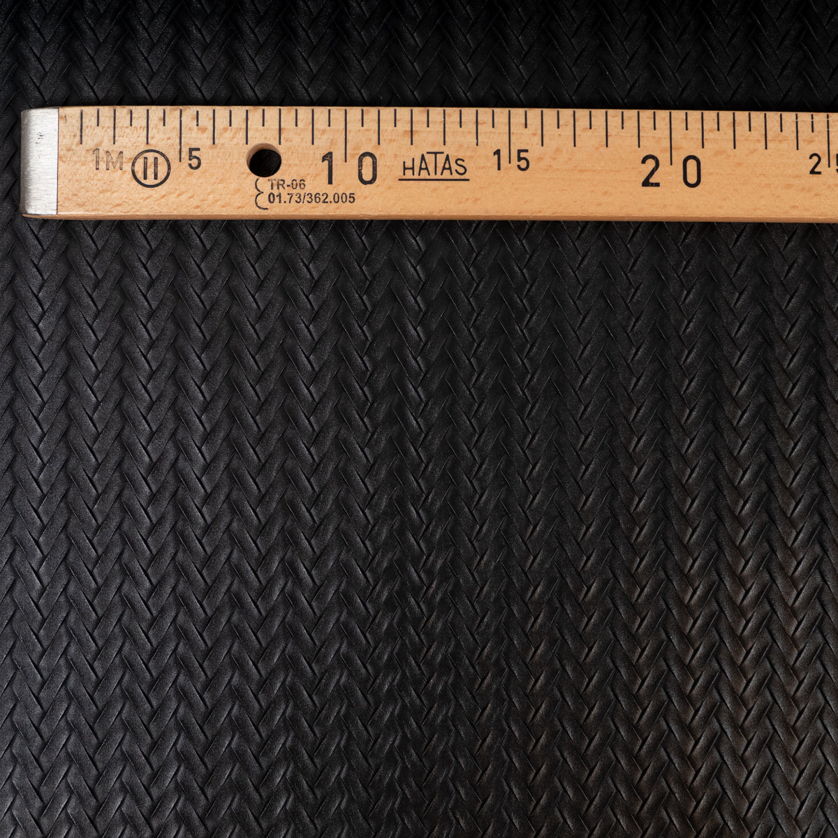 ikat-e-tissus-simili-cuir-chevron-tissu-noir image 3