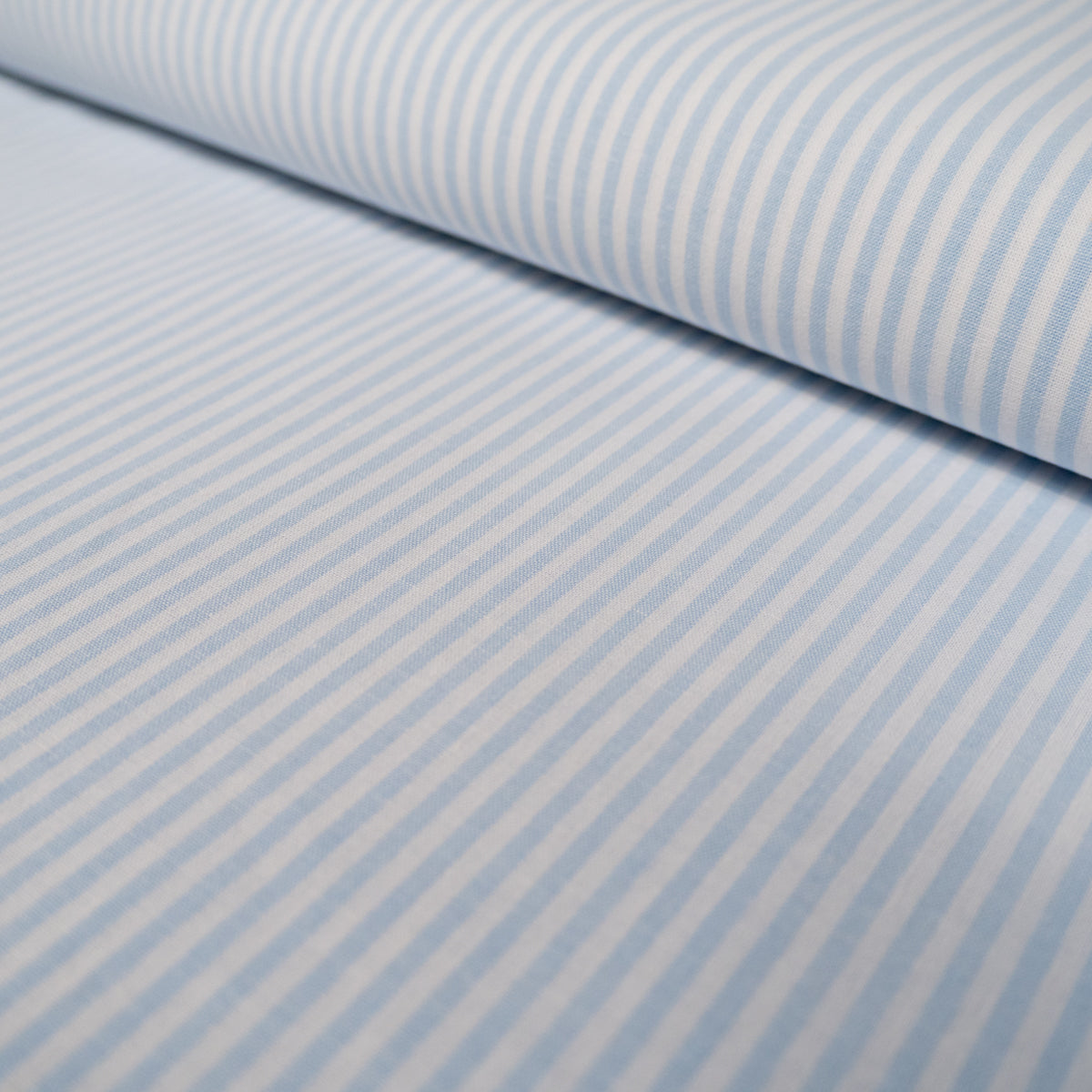 ikat-e-popeline-tissu-rayures-bleu-clair-blanc image 1