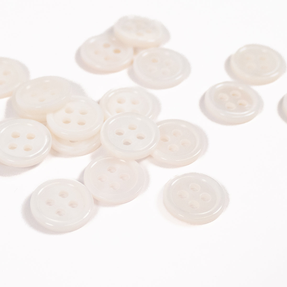 ikat-e-bouton-nacre-4-trous-blanc-cass-11-mm image 1