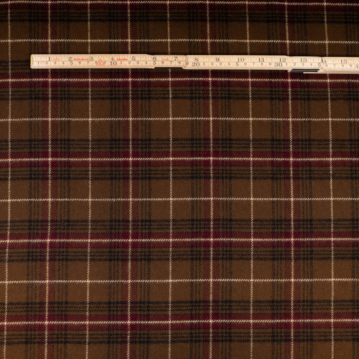ikat-e-tissu-lainage-carreaux-chocolat image 4