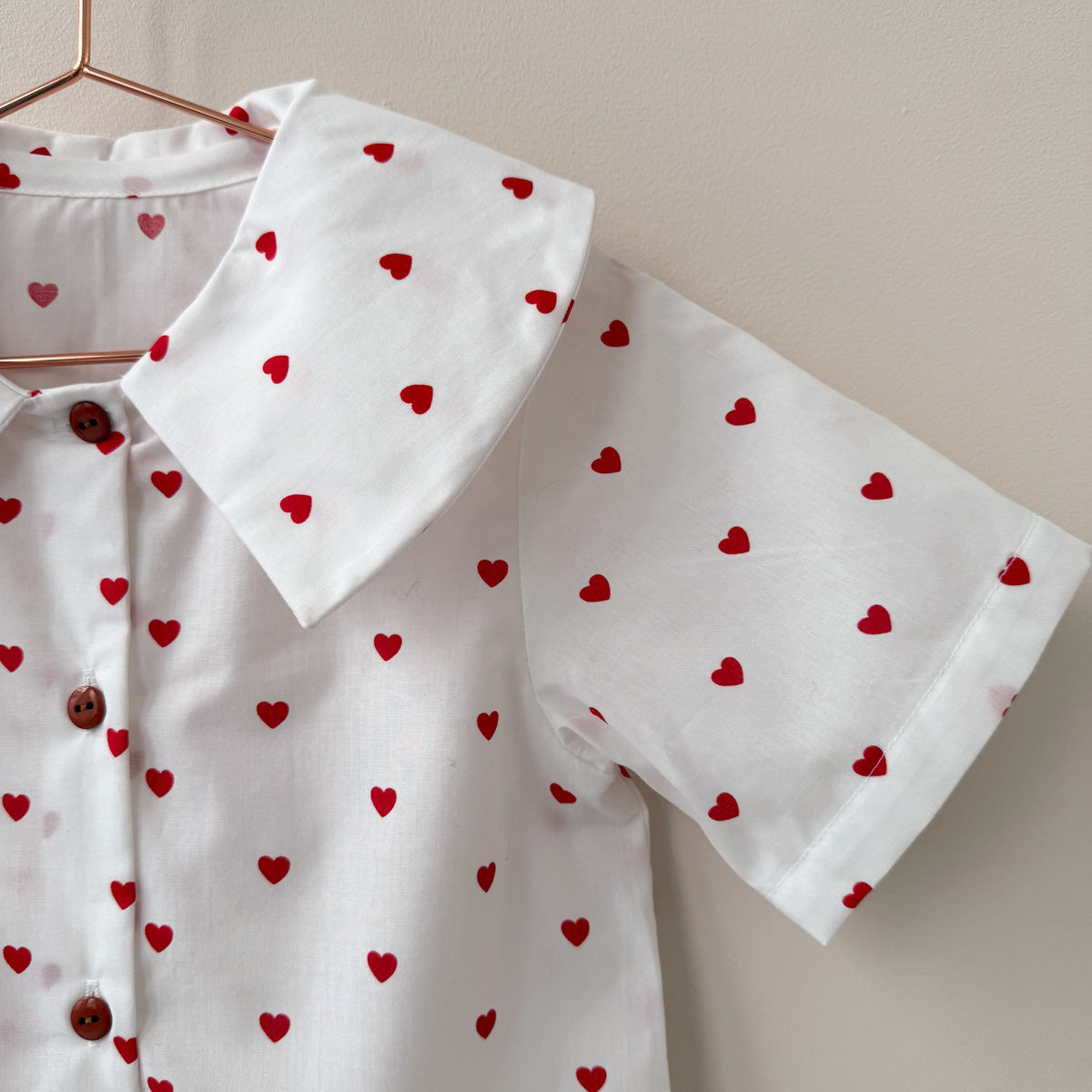 ikat-e-petits-coeurs-popeline-blanc-c-urs-rouges image 1