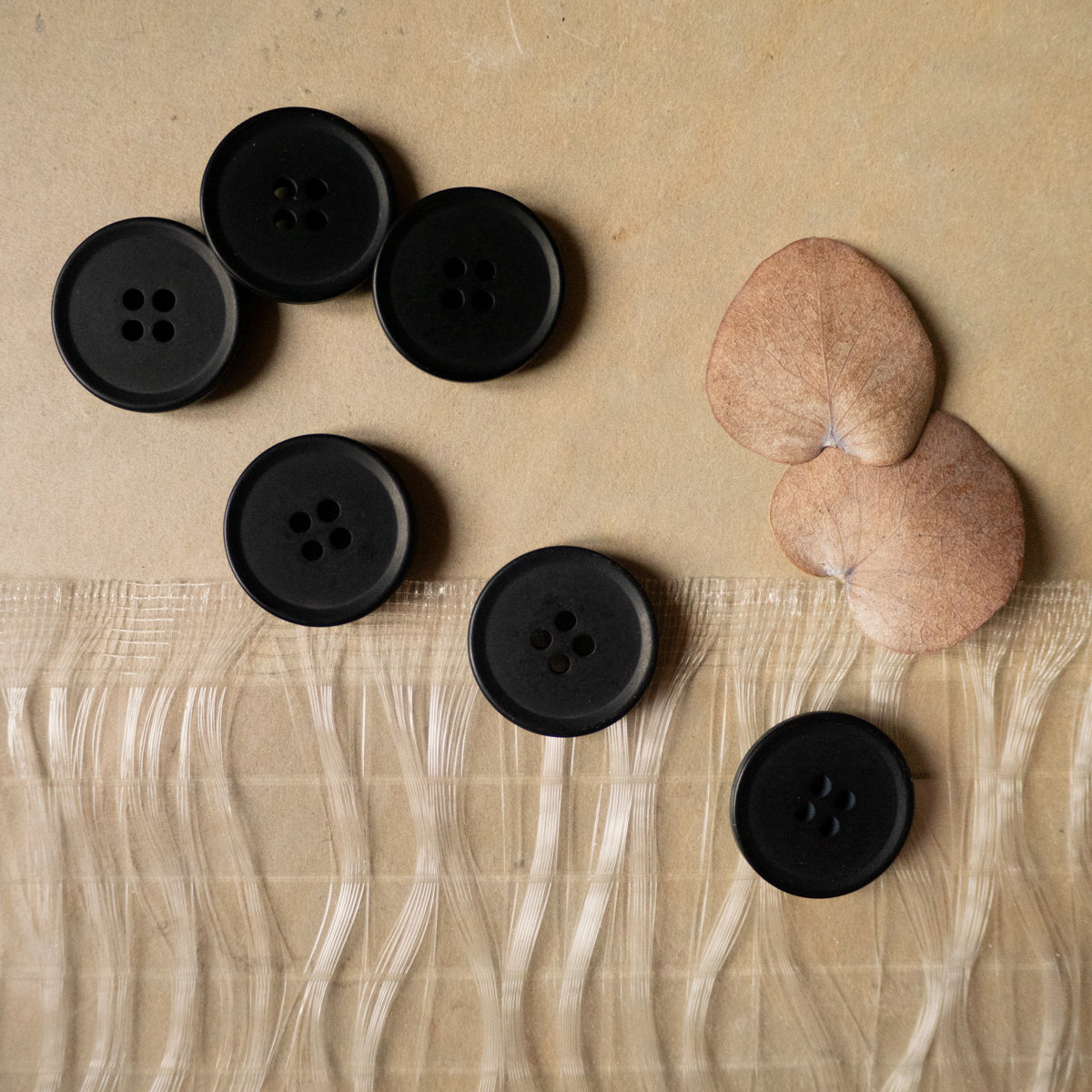 ikat-e-mercerie-bouton-mat-4-trous-20-mm-noir-2 image 1