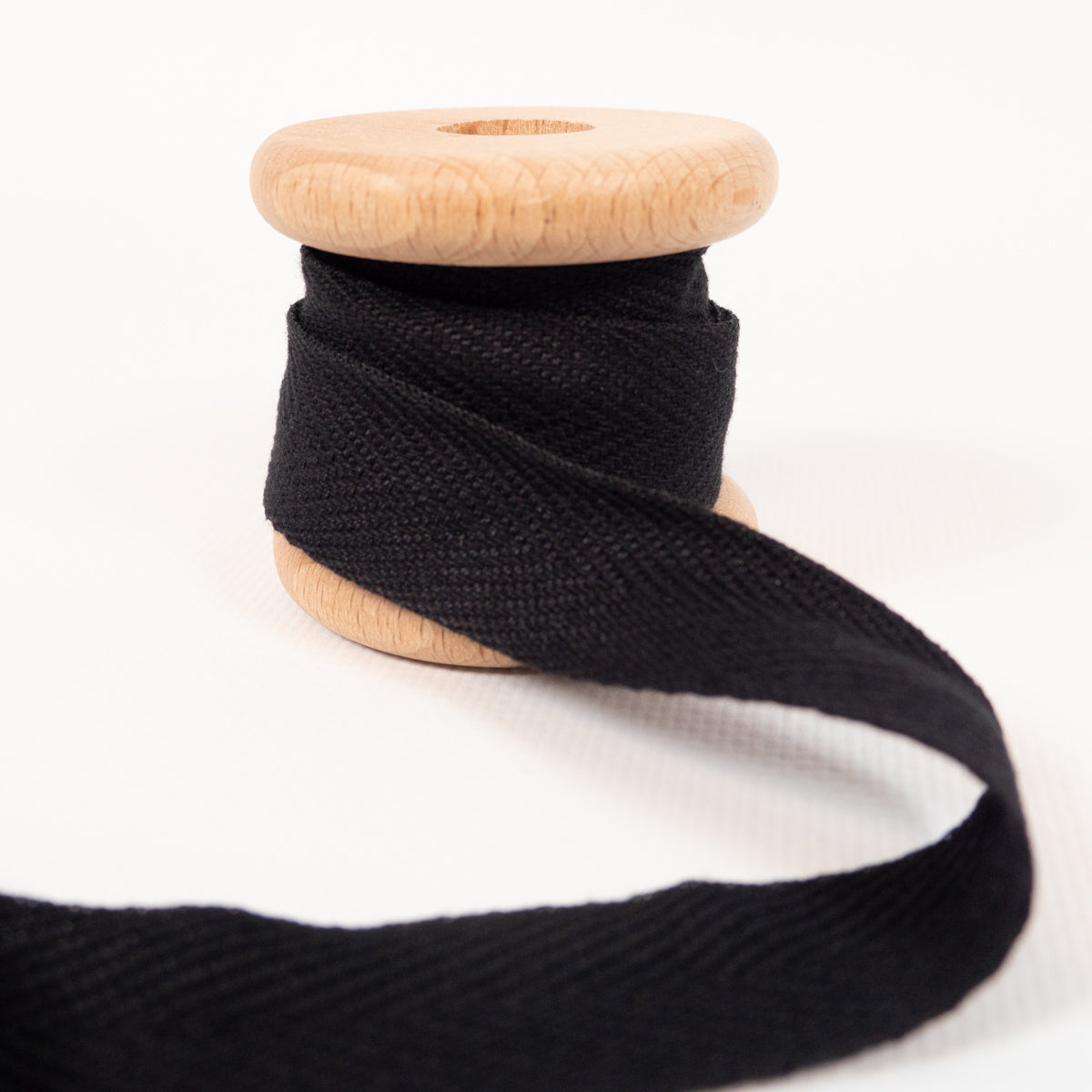 ikatee-mercerie-ruban-serg-coton-20-mm-noir image 1