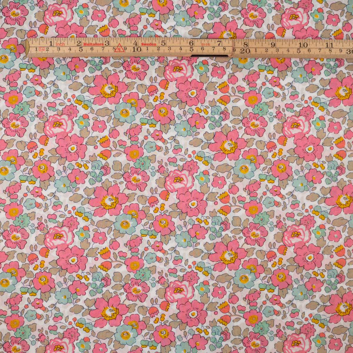 ikat-e-betsy-tissu-liberty-tana-lawn-rose-vert-fleurs image 6