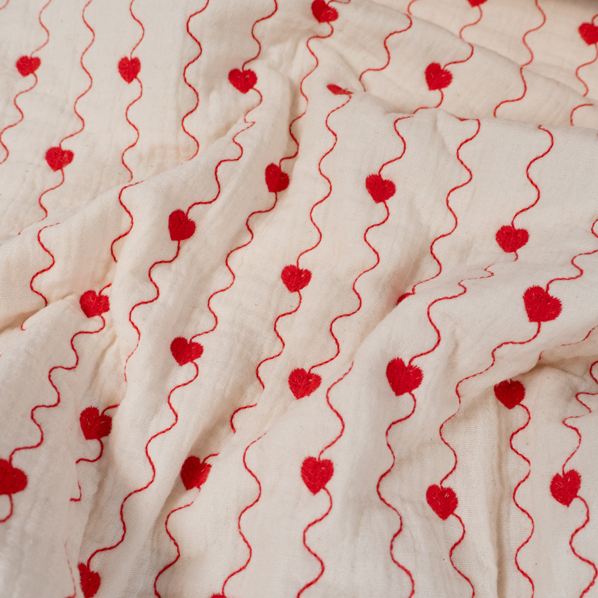 ikat-e-tissus-double-gaze-matelass-e-cru-c-urs-rouges image 1