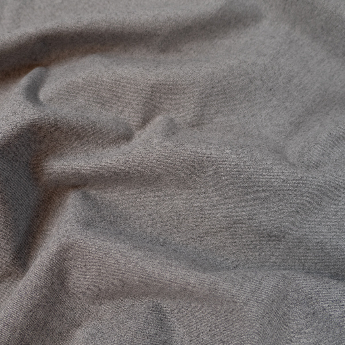 ikat-e-tissus-flanelle-de-viscose-tissu-gris-uni image 1