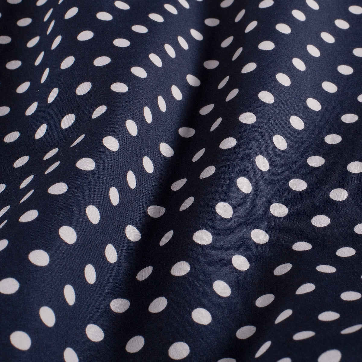 ikat-e-tissus-popeline-coton-pois-blanc-marine image 1