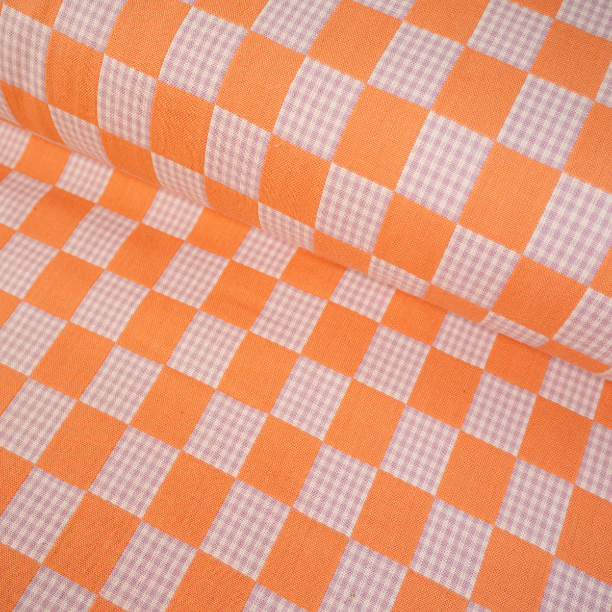 ikat-e-tissus-fableism-checkmate-tissu-double-orange image 1