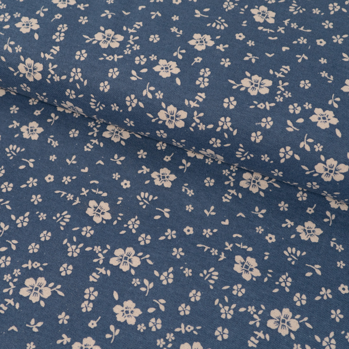 ikat-e-tissus-gard-nias-tissu-flanelle-bleu-fleurs image 1