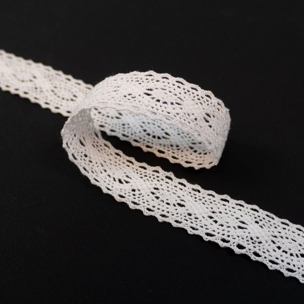 ikat-e-mercerie-galon-dentelle-au-fuseau-20-mm-blanc-fin image 1