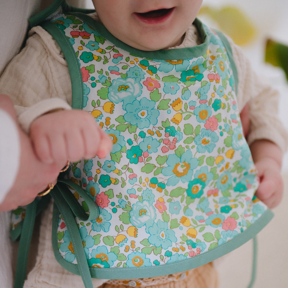 ikat-e-ad-la-de-patron-bavoir-b-b-pdf-6-mois-4-ans image 1