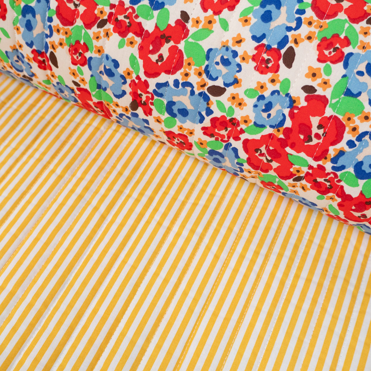 ikat-e-odalie-coupon-tissu-matelass-r-versible-rouge-25cm image 1
