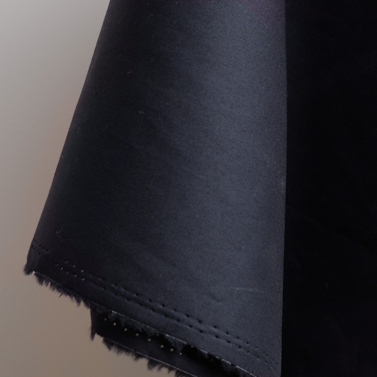 ikat-e-tissus-toile-d-perlante-deep-charcoal-noir-uni image 2