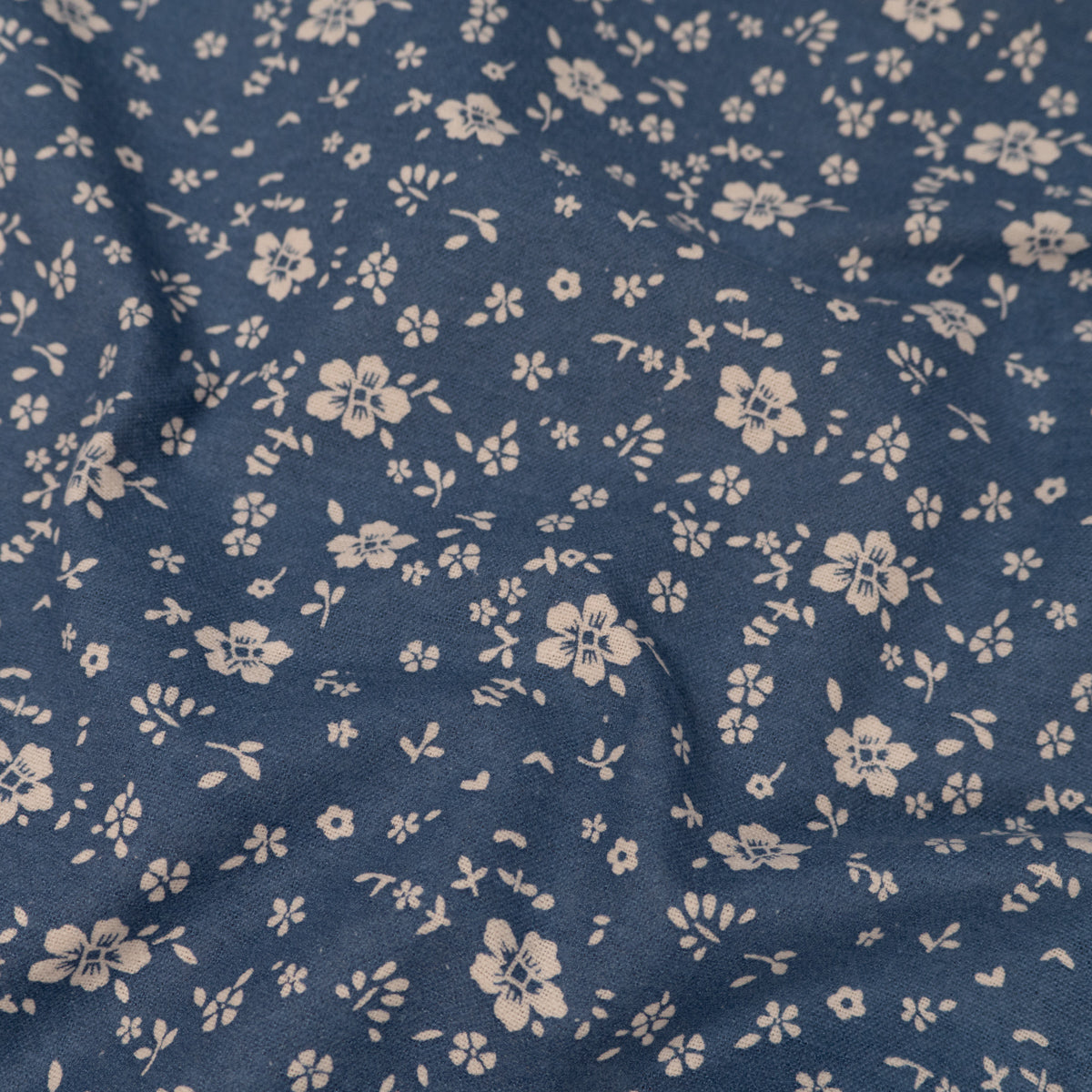 ikat-e-tissus-gard-nias-tissu-flanelle-bleu-fleurs image 6